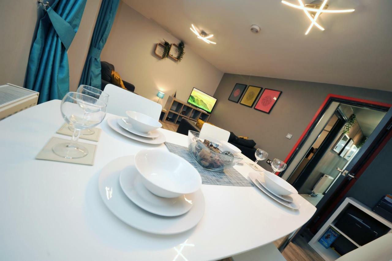 Stone'S Throw City Centre - Tv In Every Bedroom! 스완지 외부 사진